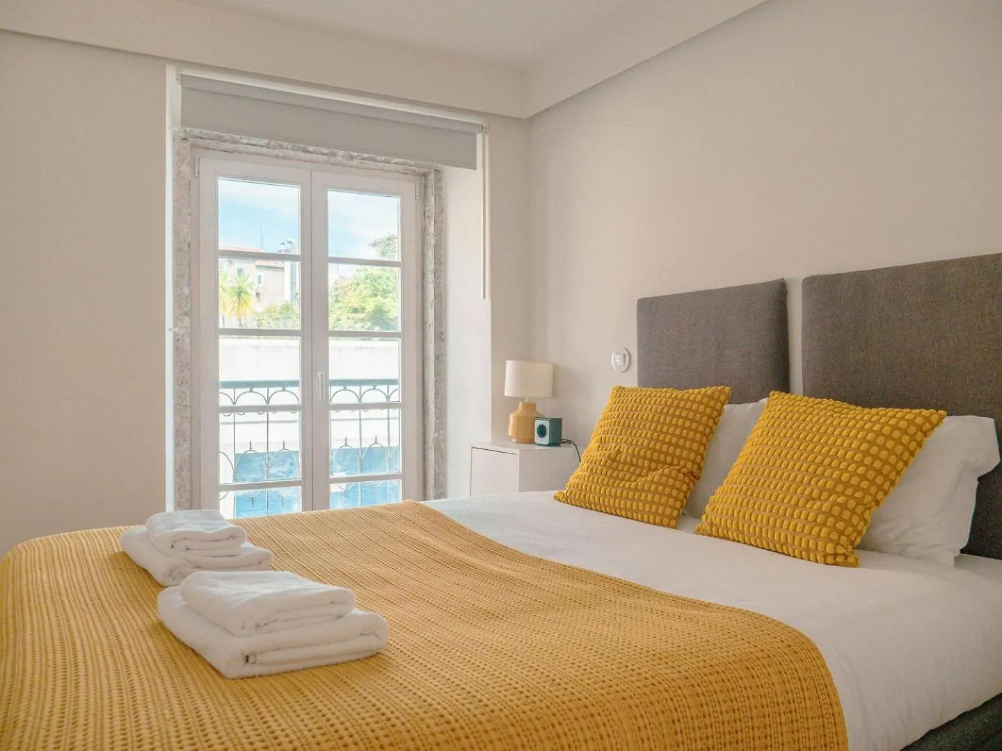 Cozy 1Br, Private Terrace & Pool - Estrela | By Airnest Lägenhet Lisboa